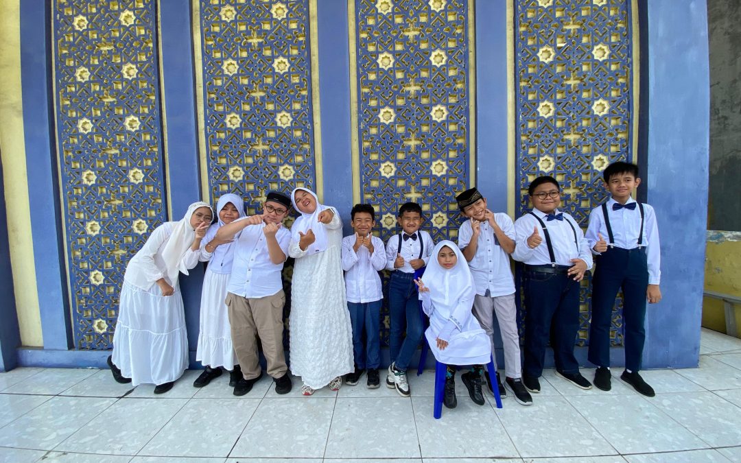 BERSINAR TANPA BATAS : SISWA INKLUSI SD MUMTAZ PUKAU PUBLIK DALAM ACARA SEMINAR INTERNASIONAL PUBLIK TALK