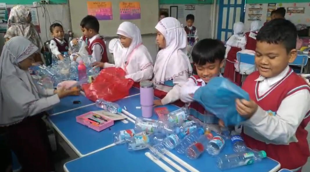 SD MUMTAZ Gelar Proyek STEM Kelas 2 : Sulap Sampah Plastik Jadi Ecobrick, Belajar Sains Sambil Jaga Lingkungan